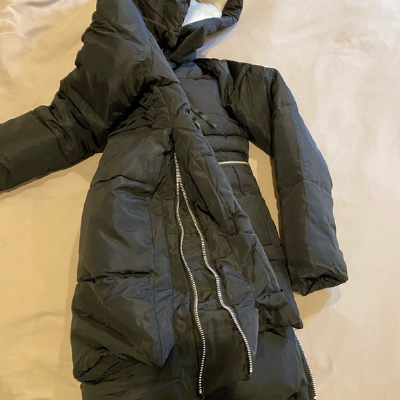 Youth girl BLACK PUFFER COAT W/ ZIPPERS NEVER USED - Picture 3 of 4